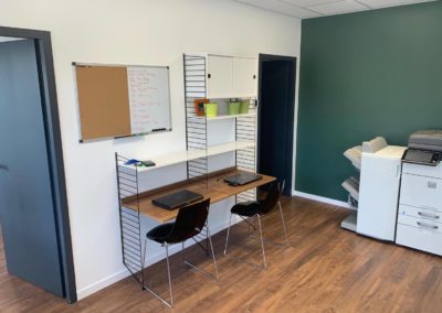 réalisation-bureaux-et-rangements-string-chaise-aménagement-design-mobilier