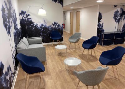 Réalisation-salle-attente-canape-fauteuil-luminaire-table-appoint-HAY-commode-USM-mobilier-design-amenagement-duoconcept