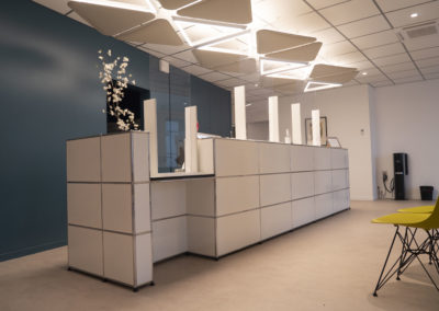 Realisation-banque-accueil-USM-reception-visiteur-administration-projet-duoconcept