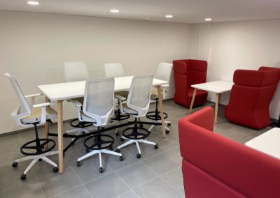 Réalisation-salle-travail-bureau-siege-FORMA-5-banquette-mobilier-amenagement-duoconcept