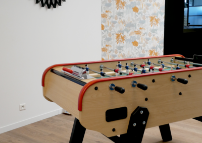 Horloge-babyfoot-VITRA-realisation-salle-dejeuner-detente-autres-professionnel-duoconcept