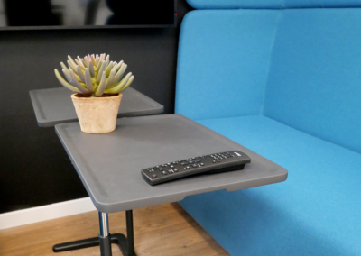 Réalisation-zone-de-travail-basket-bleu-table-appoint-VITRA-mobilier-design-professionnel-duoconcept