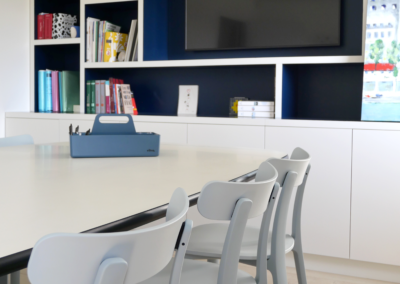 Réalisation-salle-de-réunion-VITRA-chaise-APC-toolbox-table-segmented-eames-mobilier-design-duoconcept