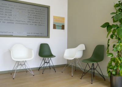 Réalisation-salle-attente-chaises-VITRA-DSR-mobilier-design-amenagement-interieur-professionnel-duoconcept