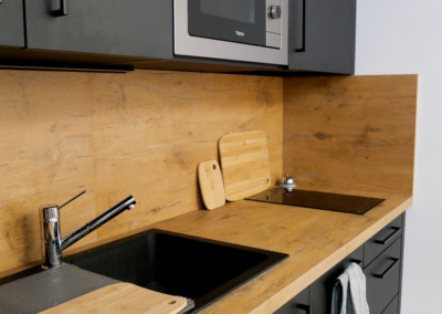 Réalisation-cuisine-noire-bois-mobilier-sur-mesure-design-professionnel-duoconcept