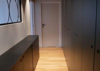 Réalisation-dressing-noir-sur-mesure-mobilier-design-amenagement-interieur-particulier-duoconcept-habitat