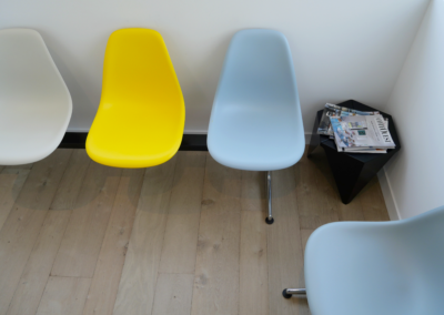 Réalisation-salle-attente-chaise-VITRA-table-appoint-eames-mobilier-design-duoconcept