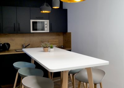 Réalisation-cuisine-sur-mesure-table-tabourets-HAY-luminaires-MARSET-design-amenagement-interieur-duoconcept